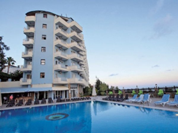 Haşemalı Tatilciler Havuzdan Çıkarıldı