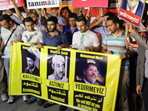 İstanbul'dan Mursi'ye Destek