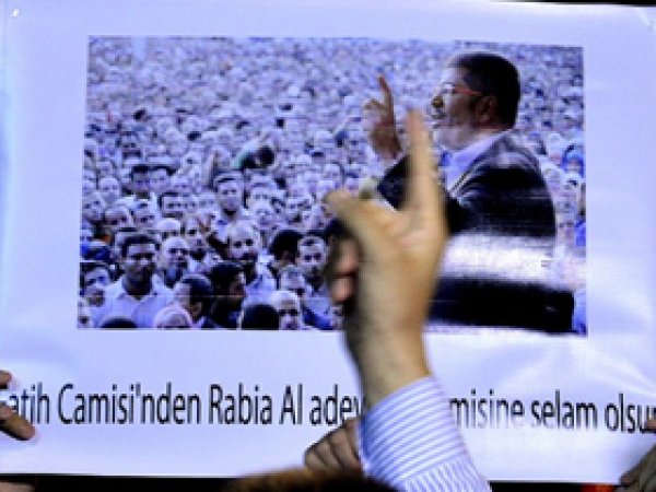 İstanbul'da Mursi'ye Destek Gösterisi