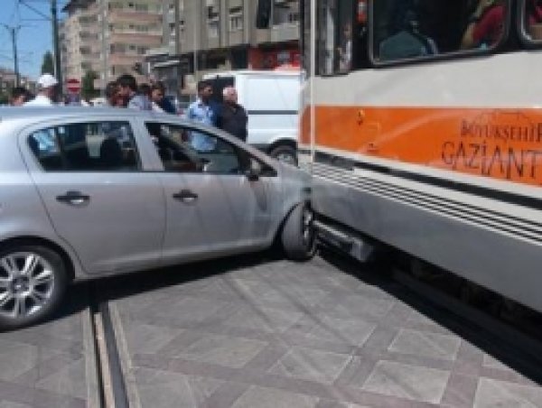 Otomobil Tramvayın Altında Kaldı