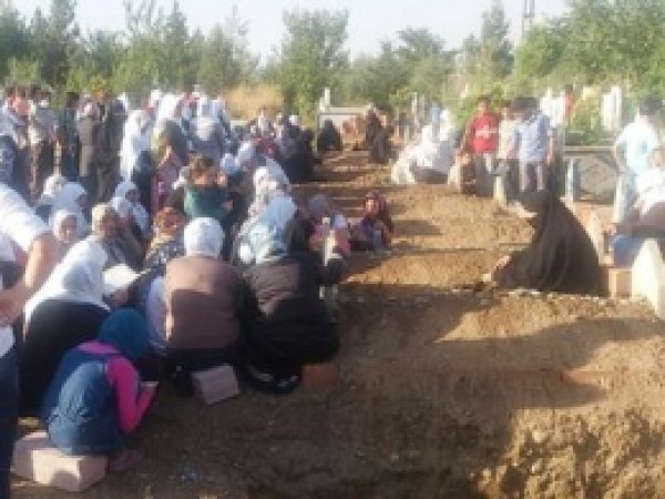 Kazada Hayatını Kaybedenlerin Mezarlarına Ziyaretçi Akını