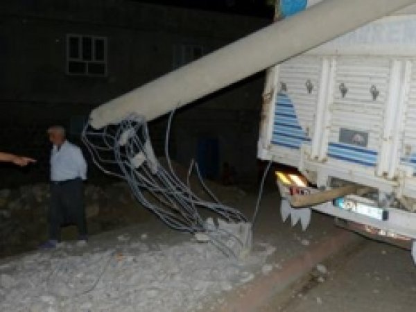 Kamyon Beton Elektrik Direğini Devirdi