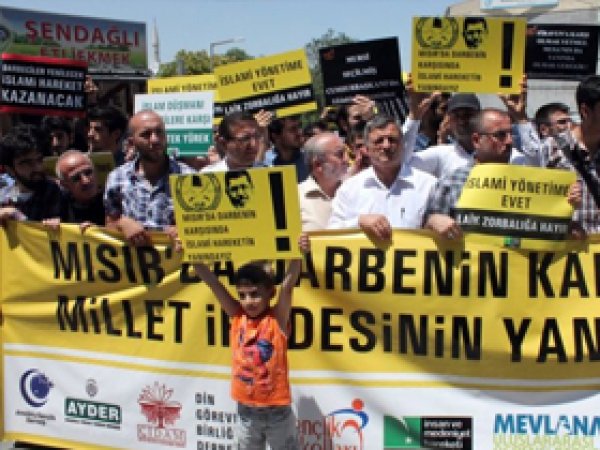 Konya'da Cuma Namazı Çıkışı Darbe Protestosu