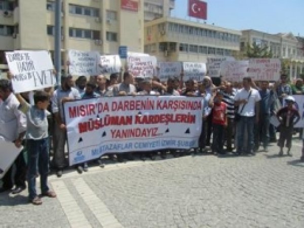 Mısır Diktatoryasına İzmir'de Lanet Yağdı