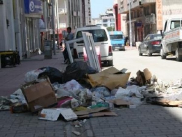 Vanlılar Çöplerin Neden Toplatılmadığını Merak Ediyor
