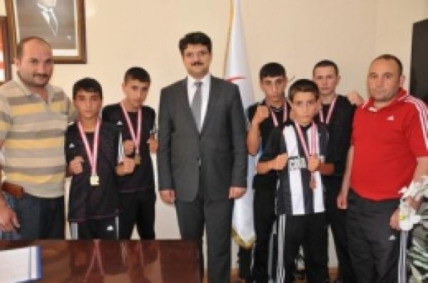 'Yumrukları Salladılar Şampiyonluğu Getirdiler'