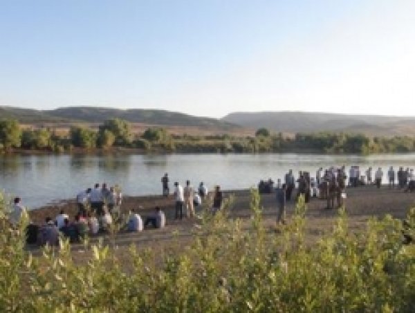 Murat Nehri'ne Giren Gençten Haber Alınamıyor