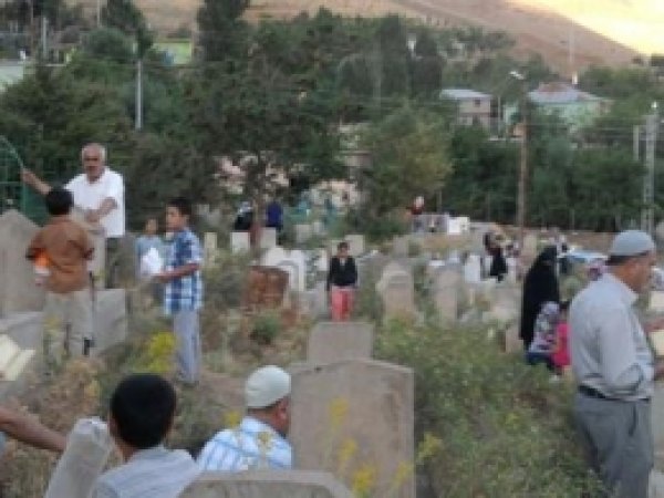 Ramazan Öncesi Halk Mezarlıklara Akın Etti