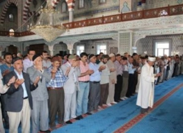 Bingöllüler Mısır'da Katledilenler için Cenaze Namazı Kıldı