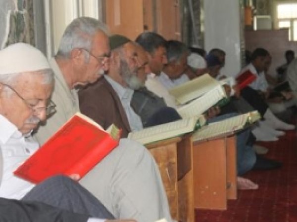 Van'da Camiler Mukabele Halkalarıyla Doldu