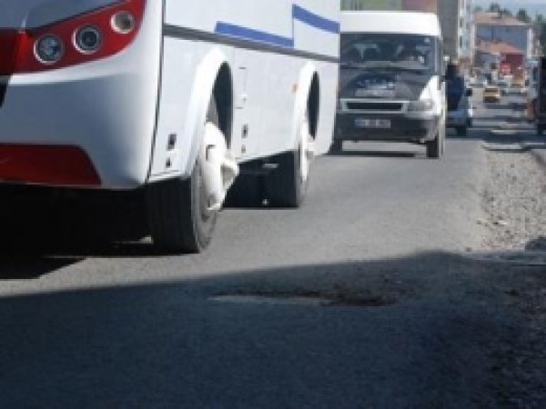 Ağrı'da Yolların Düzensiz Yapılmasına Tepki