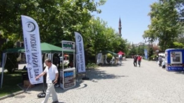 Hayır Kurumlarından Yardım Stantları