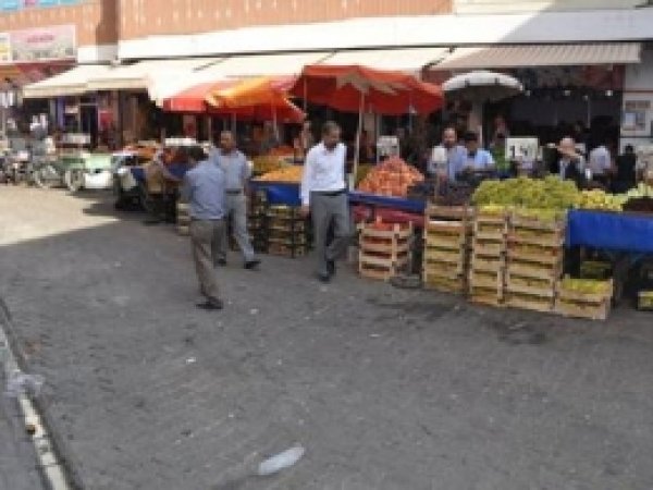 Sıcaklar Pazarcı Esnafını Etkiliyor