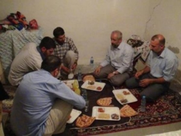 Hüda Par Yetkilileri Fakir Ailelerle İftar Açıyor