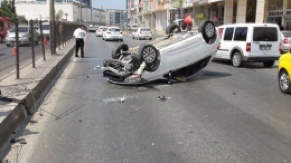 Antalya'da Araç Takla Attı: 2 Yaralı