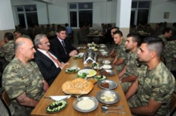Vali Karaloğlu, Iran Sınırında İftar Açtı 