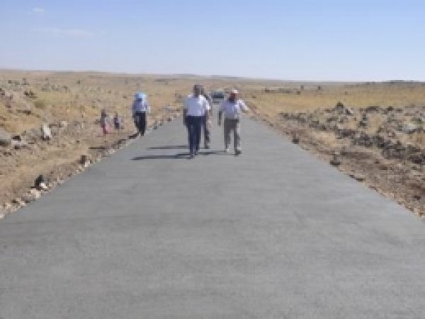 Köy Yollarına Beton Dökülüyor