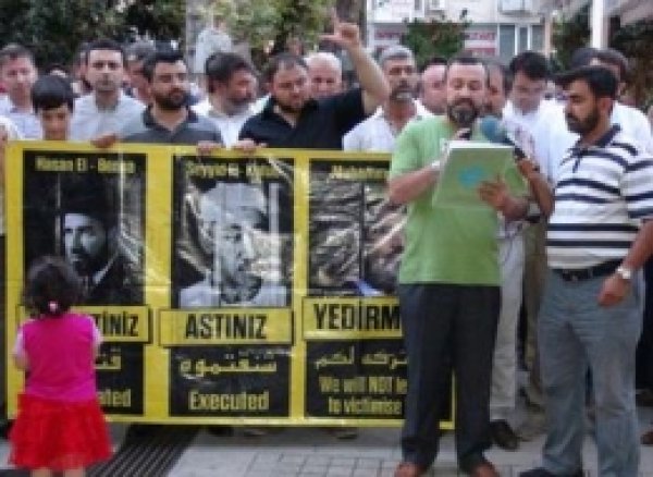 Antalya'dan Mursi'ye Destek İftarı