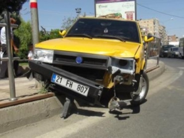Kaldırıma Çıkan Otomobil Kadına Vurdu
