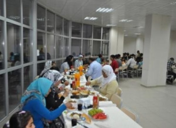 Sokakta Çalışan Çocuk Ve Ailelerine İftar Yemeği