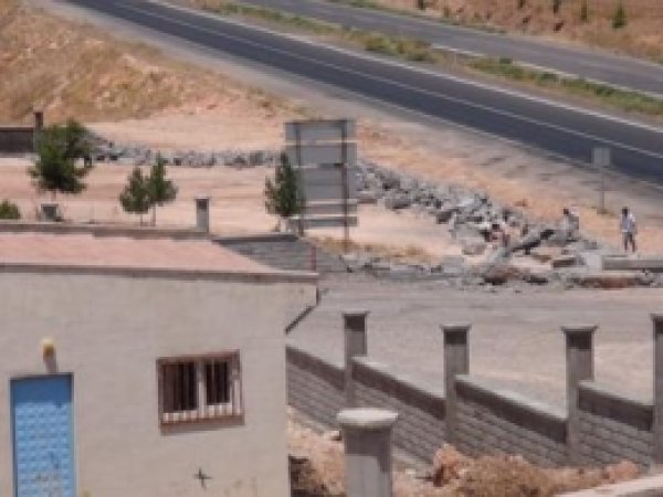 Belediye Hastane Duvarını Yıktı