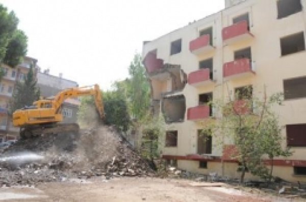 Subay Lojmanlarının Yıkımı Başladı
