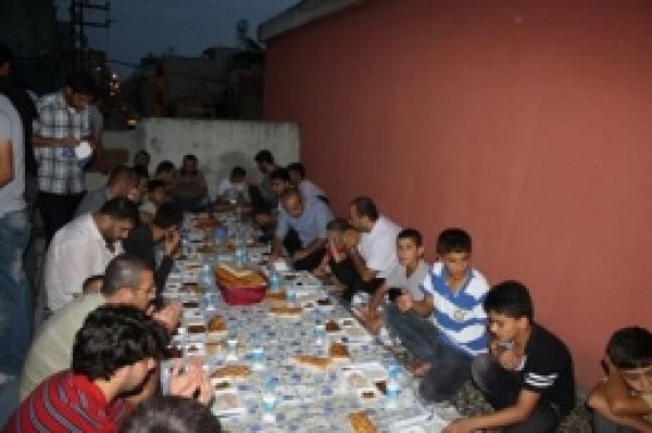 Bilge Eğitim-Der Halka İftar Verdi