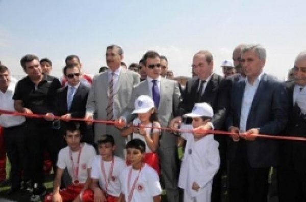 Hilvan'da İki Spor Tesisi Açıldı