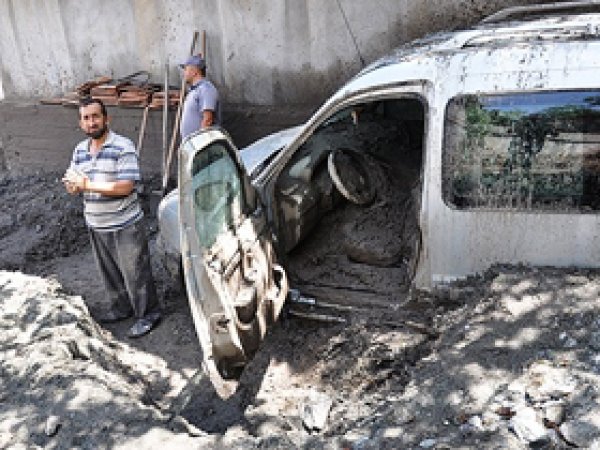 Çökek'te Enkaz Kaldırma Çalışmaları Sürüyor