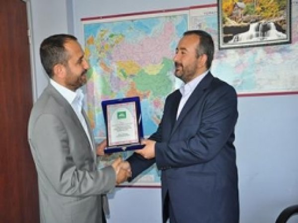 Hüda-Par'dan Doğruhaber'e Teşekkür Plaketi