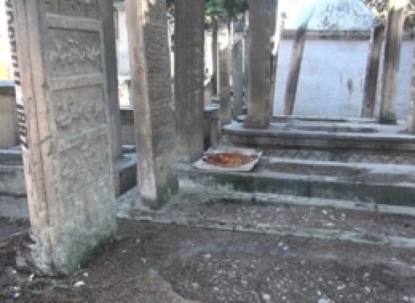 Urfa'da Ulu Camii Mezarlığı Çöplüğe Dönmüş
