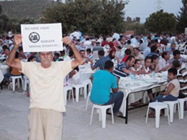 Nükleer Karşıtları İftar Yemeğini Protesto Etti