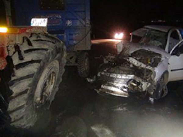 Traktör ile Otomobil Çarpıştı: 1 Ölü 2 Yaralı