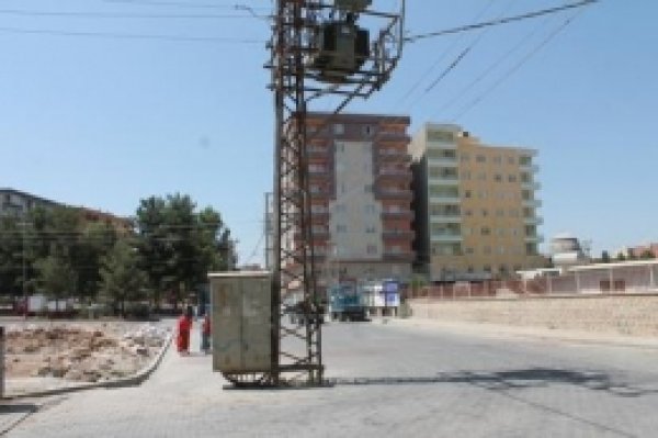 Cadde Ortasındaki Direkler Tehlike Saçıyor