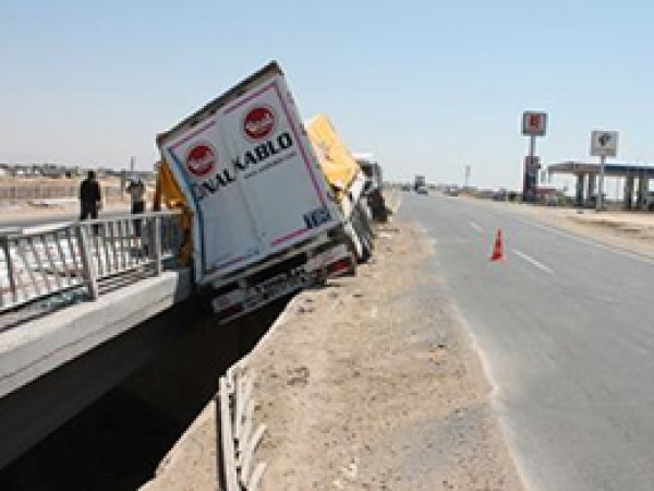 Kızıltepe'de PVC Yüklü Tır Devrildi