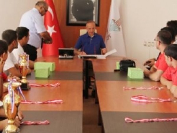 Başarılı Sporcular Ödüllendirildi