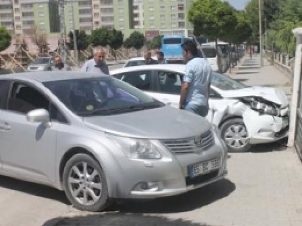 Önce Otomobile Ardından Duvara Çarptı