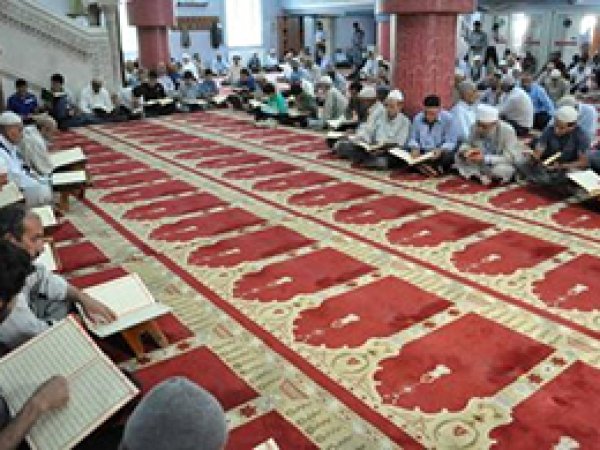 Camilerde Mukabele Yoğun İlgiyle Sürüyor