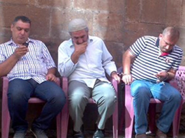 Oğlunun Taziyesine Kelepçeli Getirildi