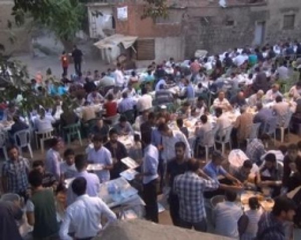 HÜDA PAR Sur Teşkilatı Kitlesel İftar Yemeği Verdi