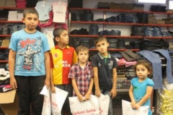 Yetim Der Çocukları Sevindiriyor