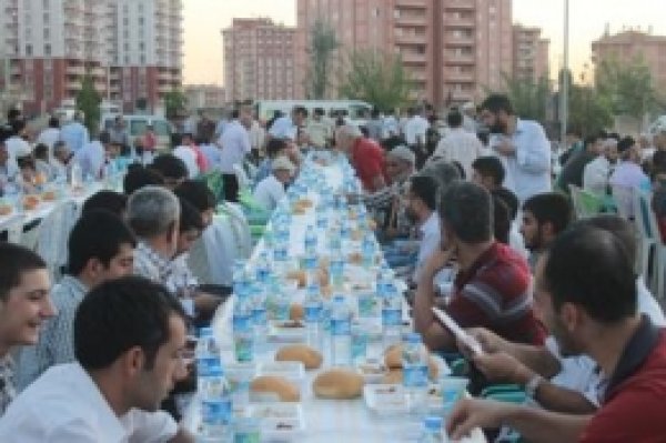 Peygamber Sevdalıları İftar Yemeği Vermeye Devam Ediyor
