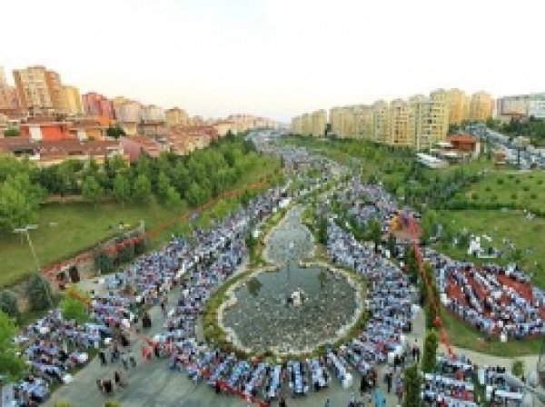 40 Bin Kişilik Dev İftar