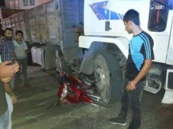 Motosiklet Kamyonun Altında Kaldı