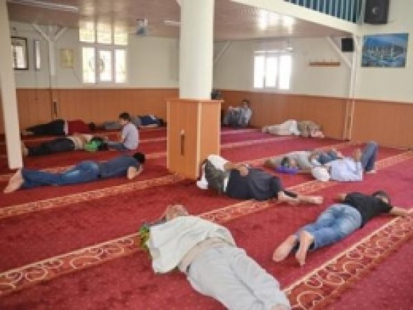 Sıcaktan Bunalanlar Camide Serinliyor