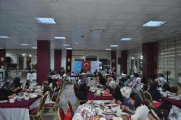 Vali Karaloğlu'ndan 'Çocuk Evleri'ne İftar 