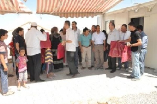 Suriyeli 20 Bin Kadına Eşarp Dağıtıldı