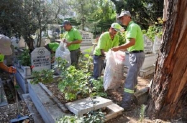 Bayramdan Önce Mezarlıklar Temizlendi