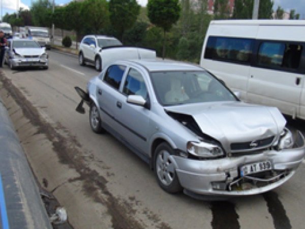 Hızını Alamayan Araç Çocuklara Çarptı