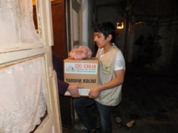 İHO-EBRAR Diyarbakır'da Ramazan Kolisi Dağıttı